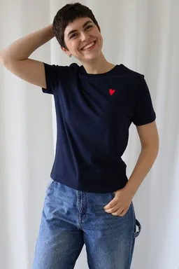 Kultgut Kultgut Artdesign - Biofair- Flauschiges Femin Shirt / little red heart – Produktbild 1 von 1