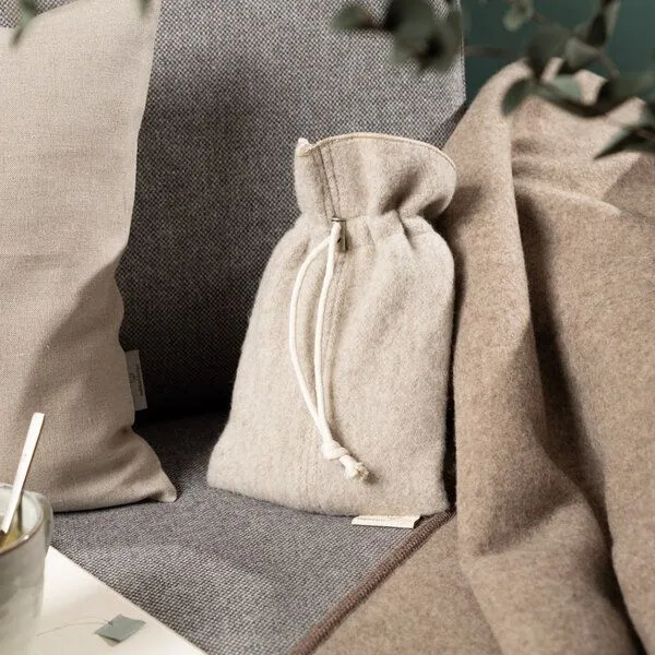 nahtur-design nahtur-design Öko-Wärmflasche mit Premium -Bezug aus mongolischer Merinowolle | ungefärbt, Grau-beige, – Produktbild 1 von 4