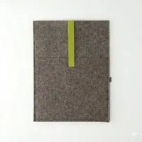 matilda k manufaktur matilda k. manufaktur Minimalistische Laptophülle aus Wollfilz 'max' mit Einsteckfach | für MacBook |Air| Pro 13|14|15|16 Zoll, Braun-pistazie, – Produktbild 1 von 1