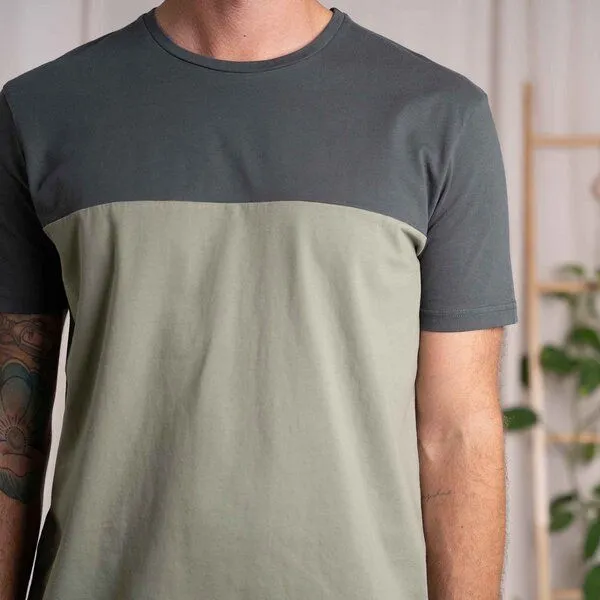 Vresh Clothing Vresh Clothing Olav - Classic Fit Colourblock T-Shirt aus Biobaumwolle, Tannengrün/salbei, – Produktbild 4 von 4