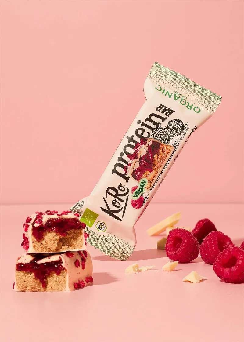 KoRo Vegan Bio Protein Bar Raspberry White Choc | 45 g – Produktbild 1 von 5