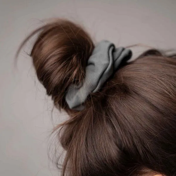 Vresh Clothing Vresh Clothing Ava - Scrunchie aus Biobaumwolle, Tannengrün, – Produktbild 3 von 4