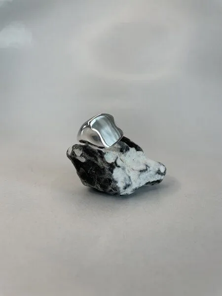 noemvri fashion label noemvri fashion label asymmetrischer Siegelring, Silber, – Produktbild 2 von 4