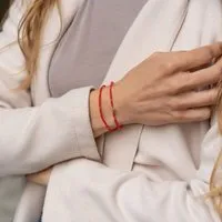 juni juni Rote Perlenarmbänder Set "Milano" mit Goldkugel Anhänger und verstellbarer Schiebeperle aus recyceltem Gold – Produktbild 1 von 1