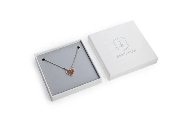 BeWooden BeWooden Kette mit Herzchen Anhänger mit Holzdetail, Red, – Produktbild 2 von 2