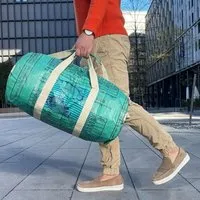 REFISHED fair fashion REFISHED fair fashion Tasche 'SPORTY BAG' - upcycelte Fischfuttersäcke, #fish moosgrün (grün), – Produktbild 1 von 2