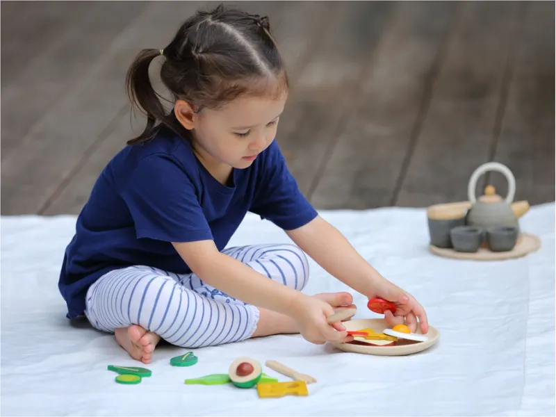 PlanToys PlanToys Frühstück Set für die Kinderküche aus recyceltem Kautschukholz Durchmesser 16 cm, Höhe 1,9 cm, Mehrfarbig, – Produktbild 3 von 3