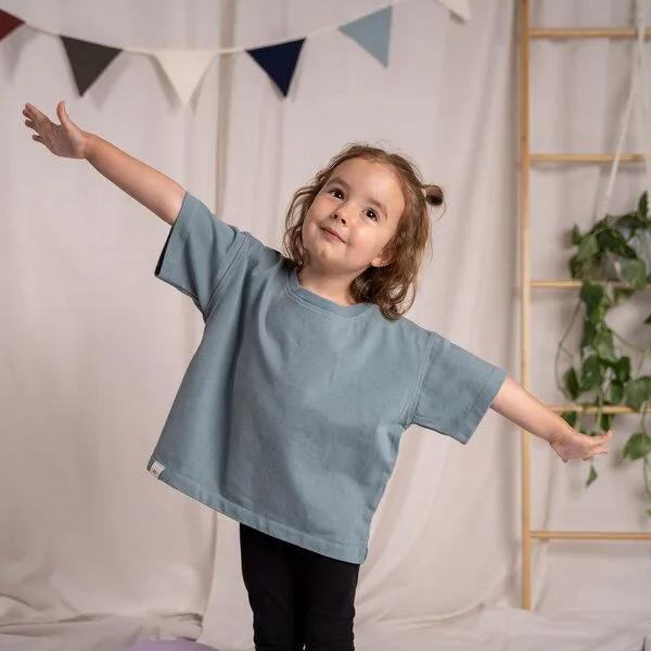 Vresh Clothing Vresh Clothing Mini Vlamingo - Oversized Kinder T-Shirt aus dicker Biobaumwolle, Rauchblau, – Produktbild 1 von 4