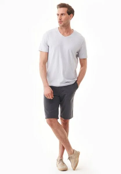 ORGANICATION ORGANICATION Basic T-Shirt aus Bio-Baumwolle mit V-Ausschnitt, Light grey, – Produktbild 2 von 4