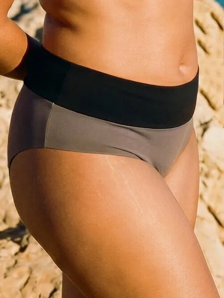 nice to meet me nice to meet me Wave Shorts. Wendbares Bikiniunterteil, Cappuccino/nero, – Produktbild 1 von 4