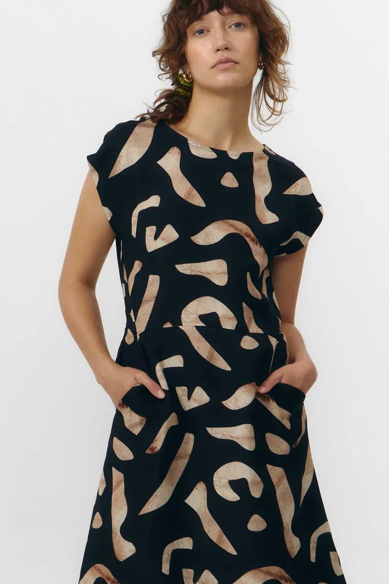 SUITE13LAB SUITE13LAB Damen vegan Kleid Tinto Print Stones Schwarz, Schwarz, – Produktbild 2 von 2