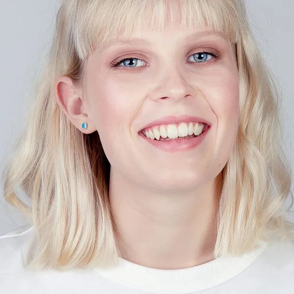 ALEXASCHA ALEXASCHA Minimalistische Keramik Ohrstecker, mini | PUREFORM, Himmelblau, – Produktbild 2 von 4