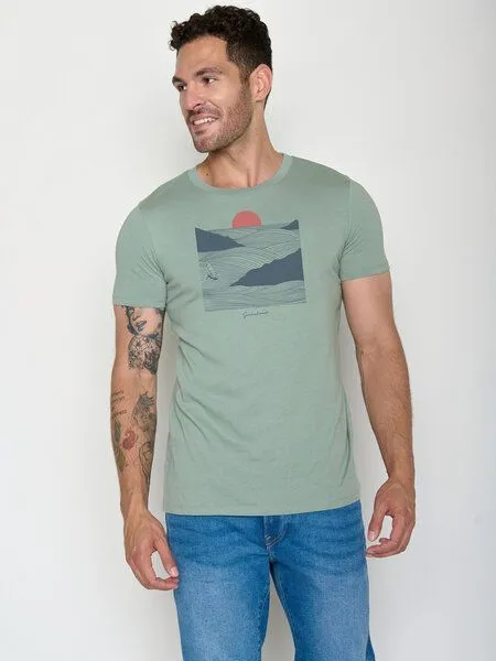 GreenBomb GREENBOMB Surf Cliff Guide - Sportliches T-Shirt aus Bio-Baumwolle / hochwertiger Print / GOTS / Fair & Vegan, Grün (weicher salbei), – Produktbild 1 von 4