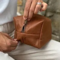 BOWLEANIES TASCHEN BOWLEANIES TASCHEN Kulturbeutel | Waschbeutel aus Lederfaserstoff, Cognac braun, – Produktbild 1 von 1