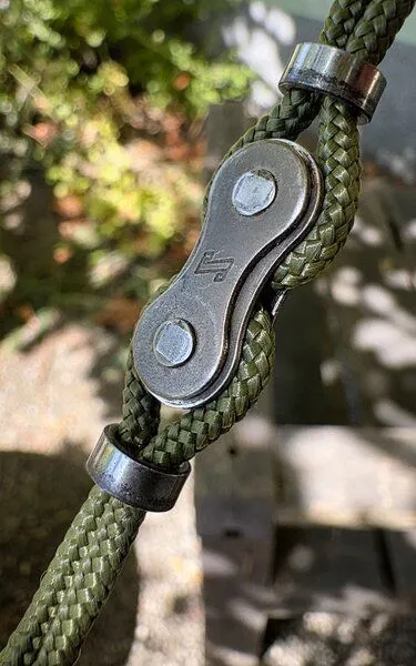 ARTHURKOPF ARTHURKOPF Armband aus Fahrradkettenglied und Paracord, Oliv (grün), – Produktbild 1 von 5