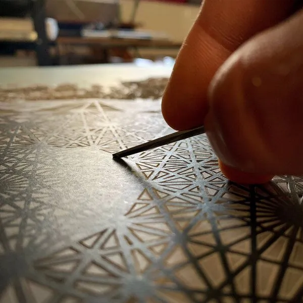 Veskor Cassiopeia Veskor Cassiopeia DEMIHEPTERAKT Heilige Geometrie Linoldruck | 40 × 40 cm | Kupfer auf Smaragdgrün – Produktbild 4 von 4