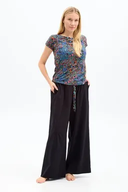 KOKOworld Weite Damenhose Lazy – Bio-Baumwolle – Schwarz oder farbenfroher KOKOworld-Print – mit Taschen & elastischem Bund – für Büro, Alltag & Homewear – Fair produziert in der EU – Produktbild 1 von 1