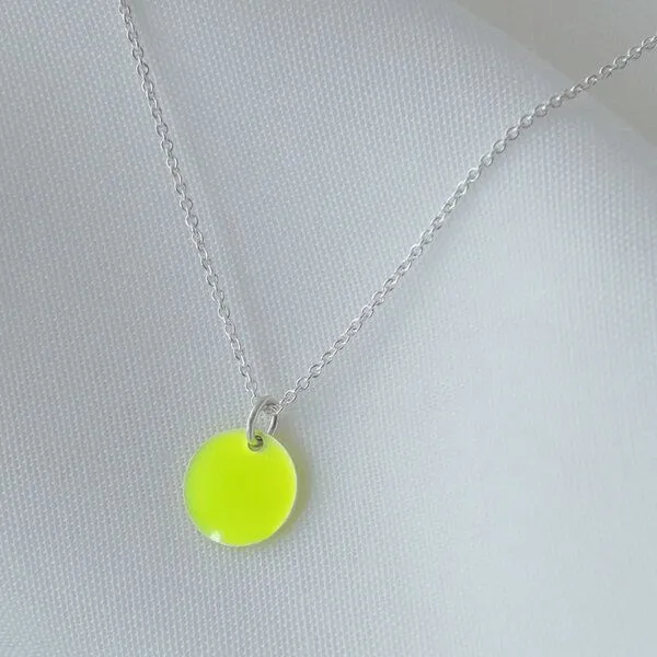 BELLYBIRD Jewellery BELLYBIRD Jewellery Halskette - emailliertes Plättchen, Anhänger aus Silber mit Emaille, Neon gelb, – Produktbild 2 von 6
