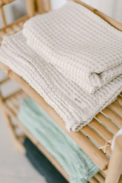 gust. gust. Waffelhandtuch - Badetuch aus Leinen und Bio-Baumwolle – Bath towel - 70x140 cm, Ivory (natur), – Produktbild 1 von 4