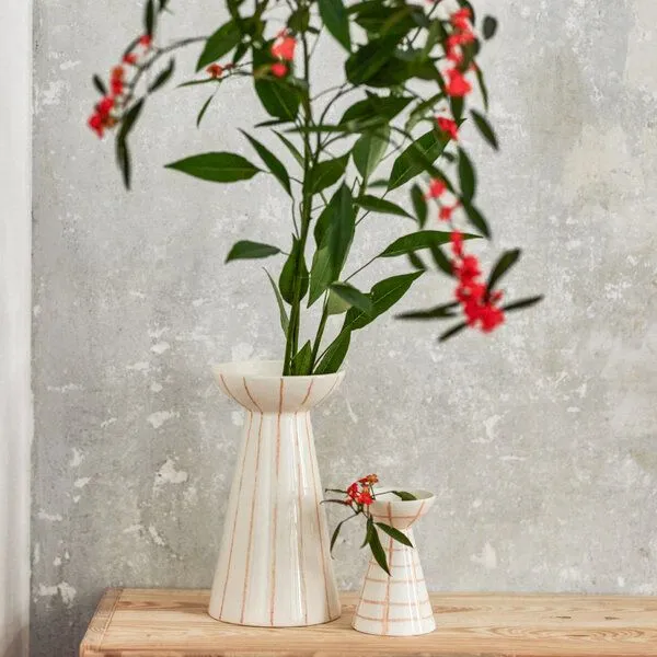 onomao onomao Handgemalte Vase 'Duarte' aus Steinzeug, Aprikose gestreift, – Produktbild 3 von 5