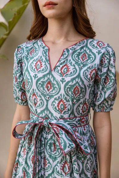 Haus of Namaste Haus of Namaste Maxikleid petrol-weiß „Earthy Elegance" handblockbedruckt 100% Bio-Baumwolle – Produktbild 1 von 4