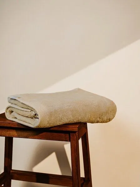 Pamukia Pamukia Premium-Frottee-Badetuch 70 × 140 cm aus GOTS-zertifizierter Bio-Baumwolle – Essence, Beige, – Produktbild 1 von 4