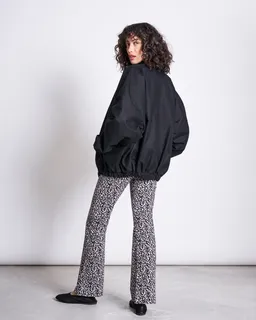 JAN N JUNE JAN 'N JUNE Damen vegan Flared Leggings Leo Druck – Produktbild 1 von 1