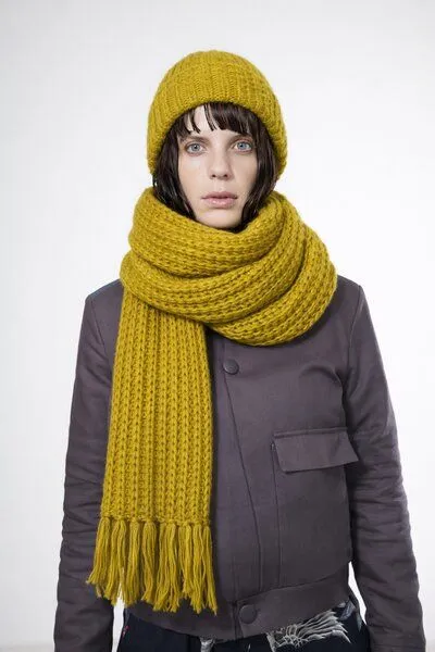 ein garten Studios ein garten Studios XXL Handstrickschal / Stola aus Alpaka-Seide-Merino, Mustard yellow, – Produktbild 2 von 3