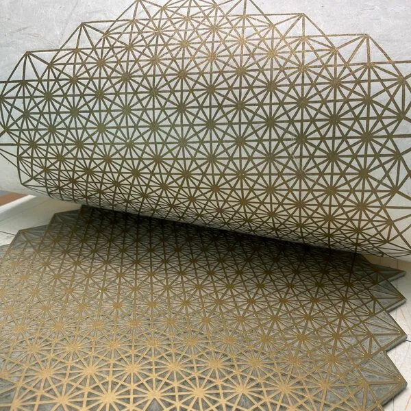 Veskor Cassiopeia Veskor Cassiopeia STERN TETRAEDER 512 Heilige Geometrie Linoldruck | 40 x 50 cm | Gold auf Naturweiß – Produktbild 3 von 4