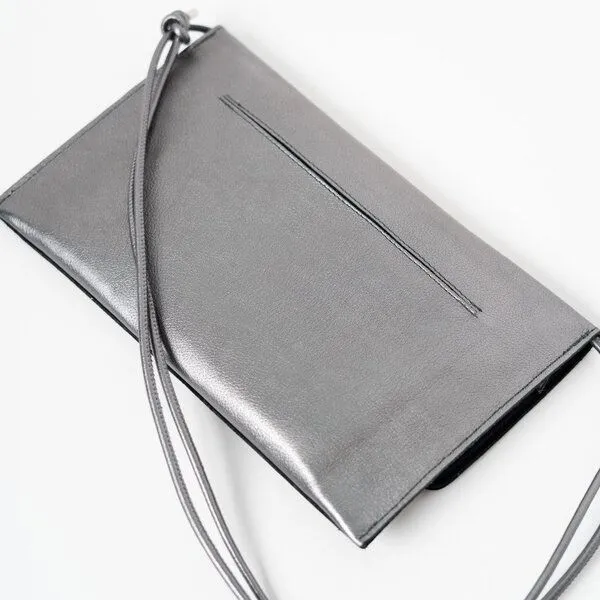 ann kurz Thin Clutch – flache Clutch aus Leder, Metallic dark silver, – Produktbild 3 von 3