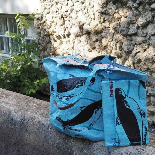 REFISHED fair fashion REFISHED fair fashion Tasche 'SOULMATE WATERPROOF' Limitierte Edition! - upcycelte Fischfuttersäcke, #fish hellblau/#wp candy, – Produktbild 3 von 5