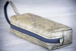 BY COPALA BY COPALA Kosmetik-Tasche / Federmappe aus recycelten Blättern, mit Riemen, Etui handmade und vegan in schwarz /grau – Produktbild 1 von 1
