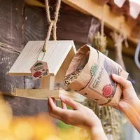 Die Stadtgärtner Die Stadtgärtner Vogelhaus inkl. Vogelfutter | Schickes, haltbares Vogelfutterhäuschen – Produktbild 1 von 1