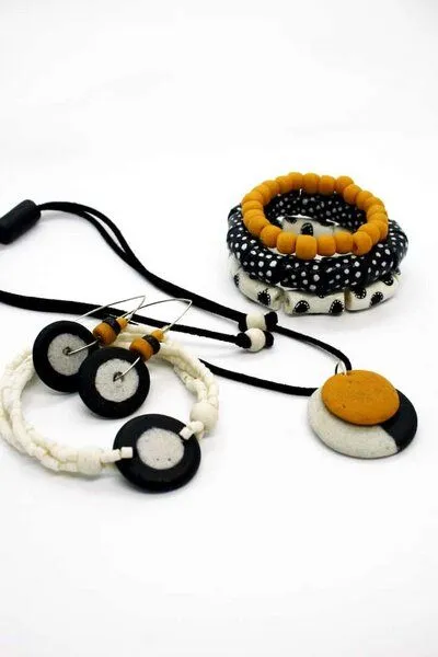 Global Mamas Karma Amulett Halskette - Full-Circle Upcycling Glasschmuck - Mustard & Teal - Global Mamas, Mustard (gelb), – Produktbild 4 von 4