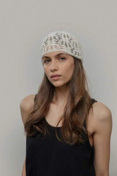 Rifò - Circular Fashion Made in Italy Rifò - Circular Fashion Made in Italy gestricktes Bandana/ Dreieckstuch Alexia aus Baumwolle, Beige/ ecru, – Produktbild 2 von 2