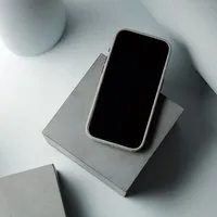GOOD WILHELM GOOD WILHELM iPhone Pro Hülle JOSEPH aus italienischem Alcantara (vegan), Concrete gray, – Produktbild 1 von 1