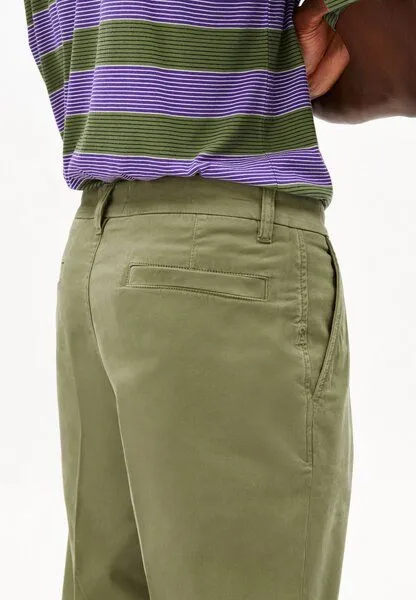 ARMEDANGELS ARMEDANGELS TAAMIR PLEATED Herren Chinohose aus Bio-Baumwolle, Fatigue green, – Produktbild 3 von 4