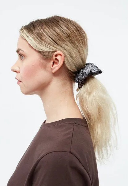 Givn Berlin Givn Berlin Scrunchie aus TENCEL GBSina, Black / grey (snake), – Produktbild 2 von 3