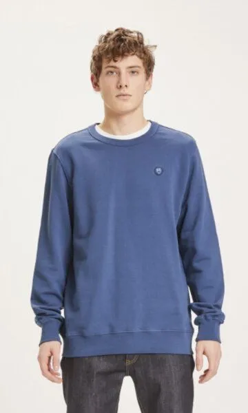 KnowledgeCotton Apparel KnowledgeCotton Apparel Sweatshirt - ELM basic badge sweat - aus Bio-Baumwolle, Dunkelblau (dark denim), – Produktbild 2 von 4