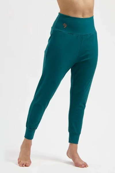 Urban Goddess Urban Goddess Bhumi Loose Fit Yoga Hose, Seamoss (grün), – Produktbild 3 von 4