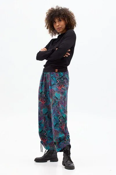 KOKOworld Hose Berlin – Bequeme Jogginghose – Weites Bein – Beinlänge mit Kordelzug verstellbar – Farbenfroher einzigartiger Print von KOKOworld – 100% in der EU fair produziert, Amanay (mehrfarbig), – Produktbild 3 von 4