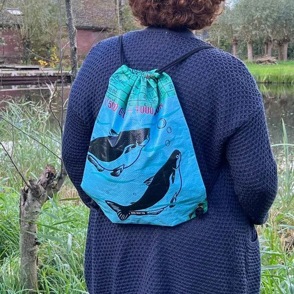 MoreThanHip MoreThanHip Rucksack mit Kordelzug aus recycelten Fischfüttersäcken - Chenda, Blau - fische, – Produktbild 4 von 4