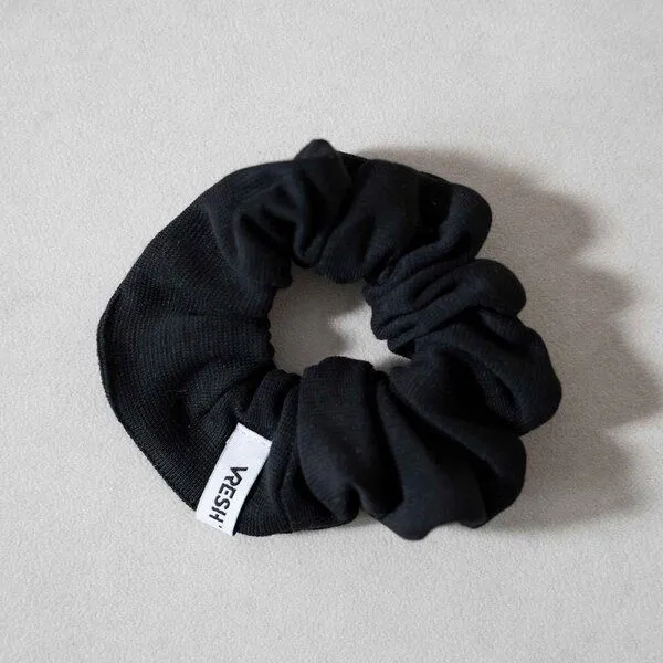 Vresh Clothing Vresh Clothing Ava - Scrunchie aus Biobaumwolle, Schwarz, – Produktbild 1 von 4