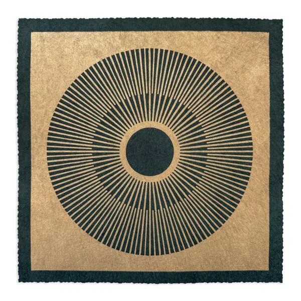 Veskor Cassiopeia Veskor Cassiopeia CENTRAL SUN SQUARE Sonnen Linoldruck | 22 × 22 cm | Bronze auf Smaragdgrün – Produktbild 1 von 4