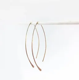 BELLYBIRD Jewellery BELLYBIRD Jewellery CREOLEN - Navette, gehämmerte Creolen in V-Form, Silber/Vergoldet/Rosé – Produktbild 1 von 1