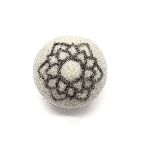 Wooliie Wooliie Handgefertigte Chakra-Bälle aus 100 % naturbelassener Schurwolle – 7 Designs – Produktbild 4 von 5