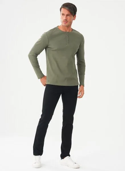 ORGANICATION ORGANICATION Geripptes Henley Langarmshirt aus Bio-Baumwolle, Khaki, – Produktbild 2 von 4