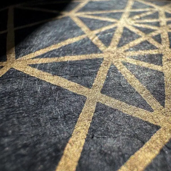 Veskor Cassiopeia Veskor Cassiopeia PENTERAKT HYPERCUBE Heilige Geometrie Linoldruck | 22 × 22 cm | Gold auf Schwarz – Produktbild 4 von 4