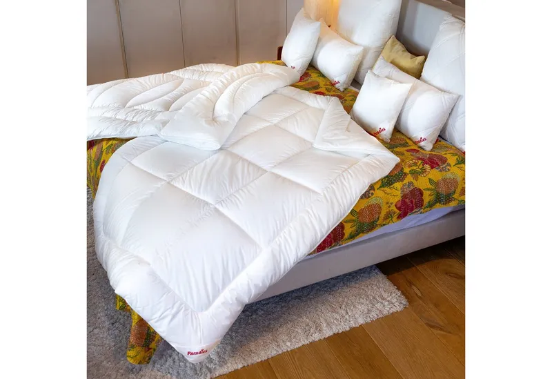 Paradies Paradies Kunstfaserbettdecke Avera, Bettdecke mit Lyocell, Füllung: 80% Polyester, 20% Lyocell, Bezug: 100% Baumwolle, atmungsaktive, wärmende Lyocell Winterdecke, Weiß, – Produktbild 1 von 5