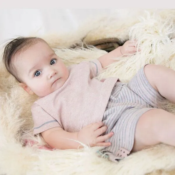 OrganicEra Gestreifte Baby-Shorts 'OrganicEra' aus Bio-Baumwolle, Rose, – Produktbild 1 von 4
